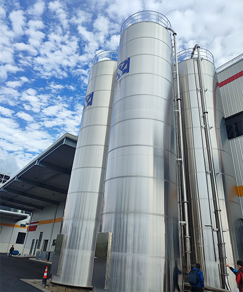 Venkovní skladovací silo Niasi na plastové suroviny